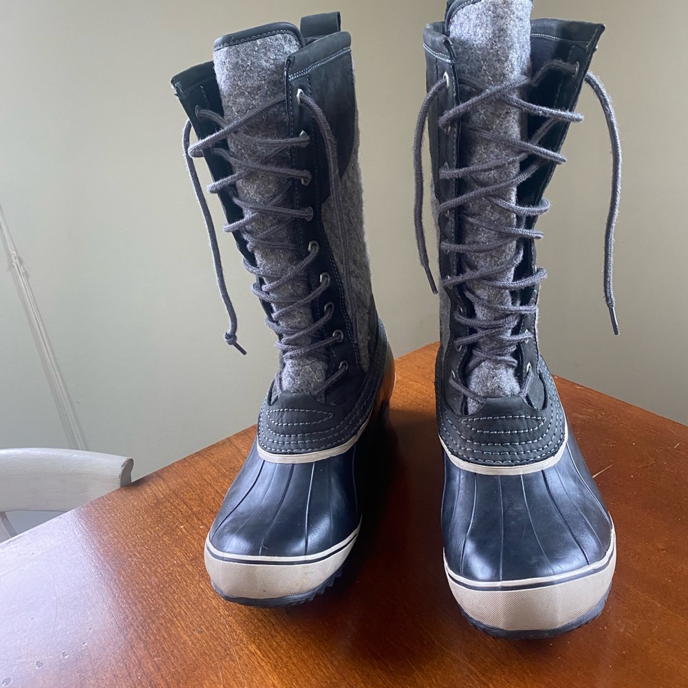 Sorel boots, gray and black mid calf waterproof boots. men’s size 11